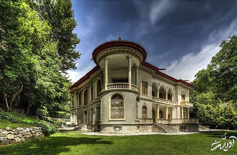 نمایی از بیرون کاخ سعد آباد در مین درختان و سبزهزار باغ سعد آباد